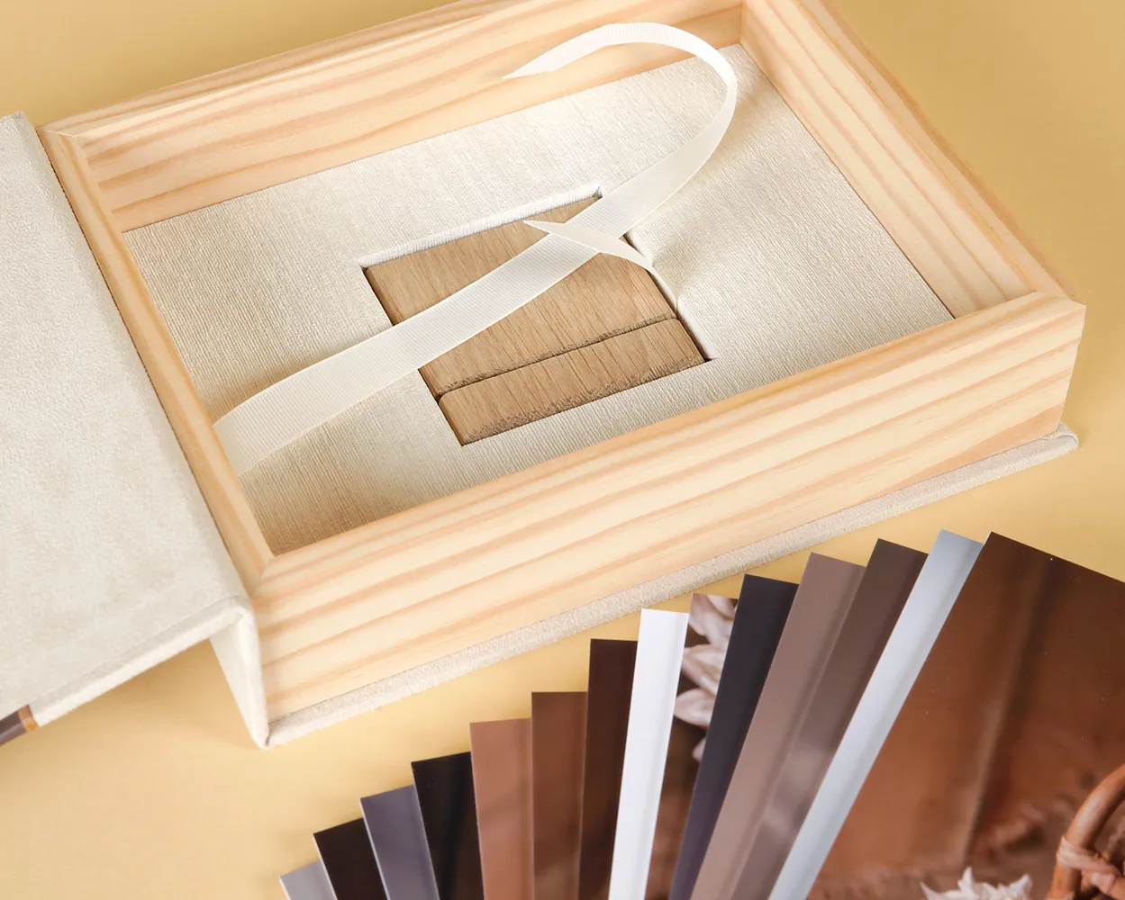 Caja Alcalá con fotos sobre cartulina rígida