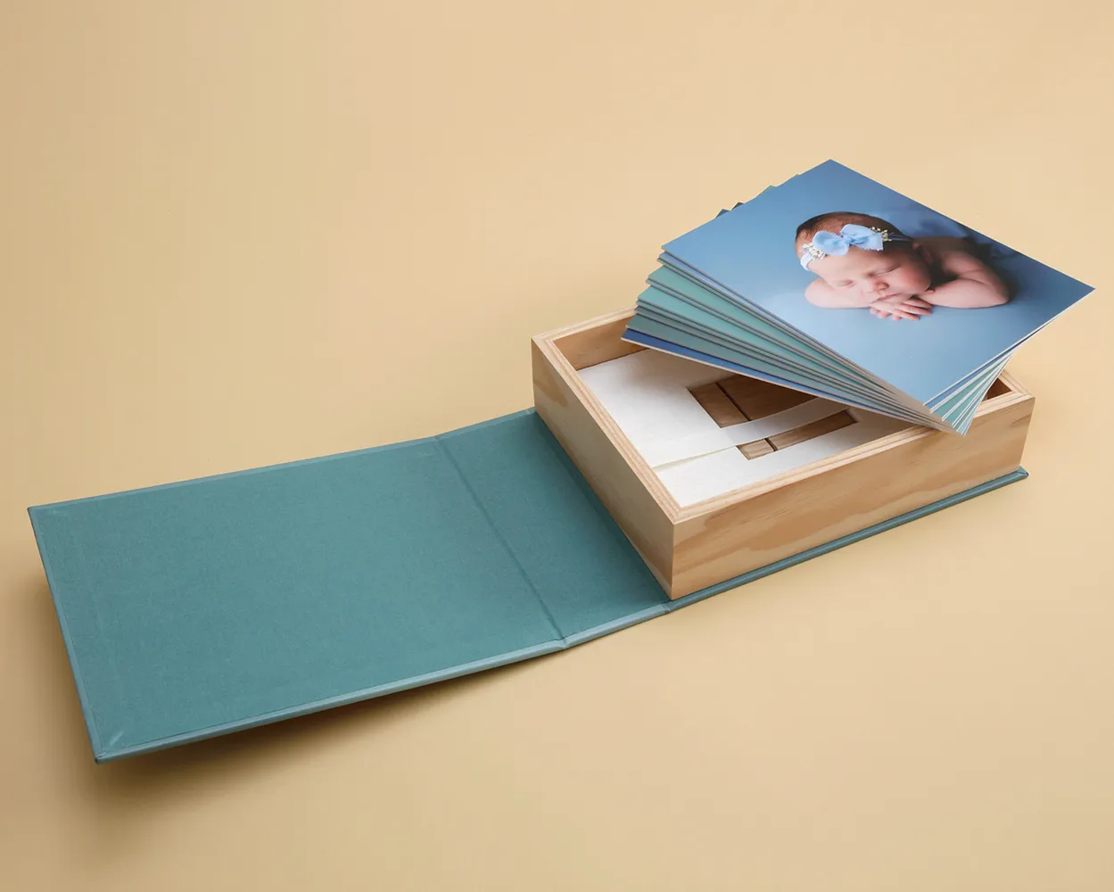 Caja Alcalá con fotos sobre cartulina rígida